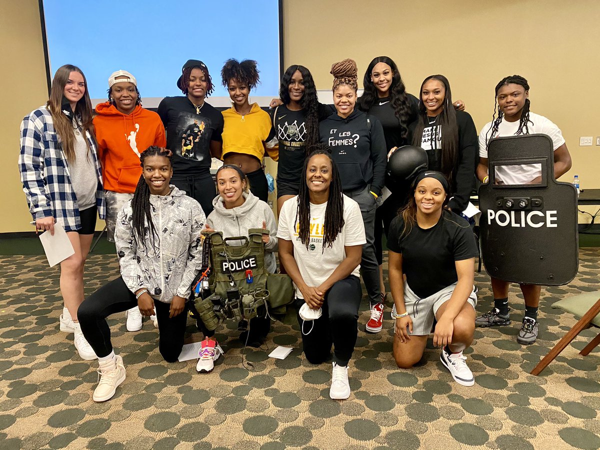 KimMulkey's tweet photo. Led by former Lady Bear &amp; Dallas PD Detective, Chelsea Whitaker, the Lady Bears players, coaches &amp; staff took an 8-hour course on America’s racial history, the current racial climate &amp; how it intersects w/the criminal justice system. 

Healing starts with education.

#SicEm https://t.co/Fybvh3NkR7