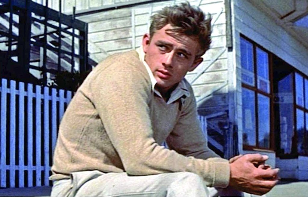 donde, al año siguiente, rodó “East of Eden”, dirigida por Elia Kazan, adaptación cinematográfica de la novela de John Steinbeck.En el plató, Dean perpetuó su reputación por cambiar constantemente la interpretación de su personaje y las lecturas de las líneas, y por provocar y