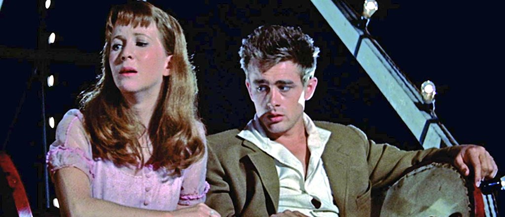 donde, al año siguiente, rodó “East of Eden”, dirigida por Elia Kazan, adaptación cinematográfica de la novela de John Steinbeck.En el plató, Dean perpetuó su reputación por cambiar constantemente la interpretación de su personaje y las lecturas de las líneas, y por provocar y