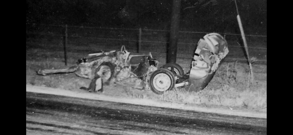 Poco después de terminar la película, el inquieto Dean se marchó en su Porsche 550 Spyder plateado (“Little Bastard”) para competir en un rally de coches deportivos en Salinas, California, junto con su mecánico.Cuando iba a gran velocidad, a la altura de Cholame, se estrelló