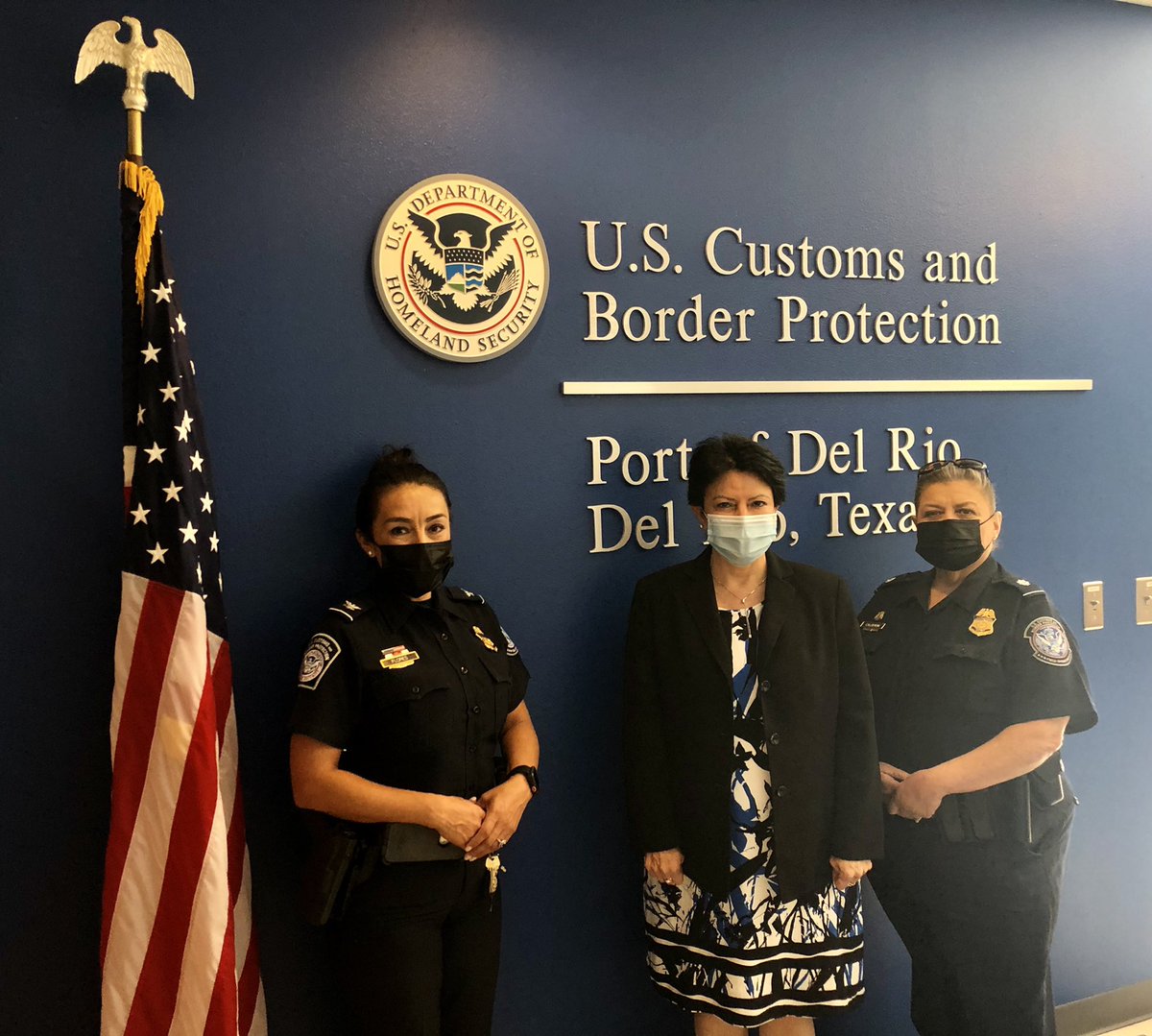 ConsulMexDelRio's tweet photo. Presentación de la Cónsul Titular @PalomaVV_Mx con Liliana Flores, Directora del Puerto de Del Rio de @CBPSouthTexas para preparar agenda de trabajo en temas de interés común 🇲🇽🇺🇲 #BuildingBridges https://t.co/1KacNqx9X2