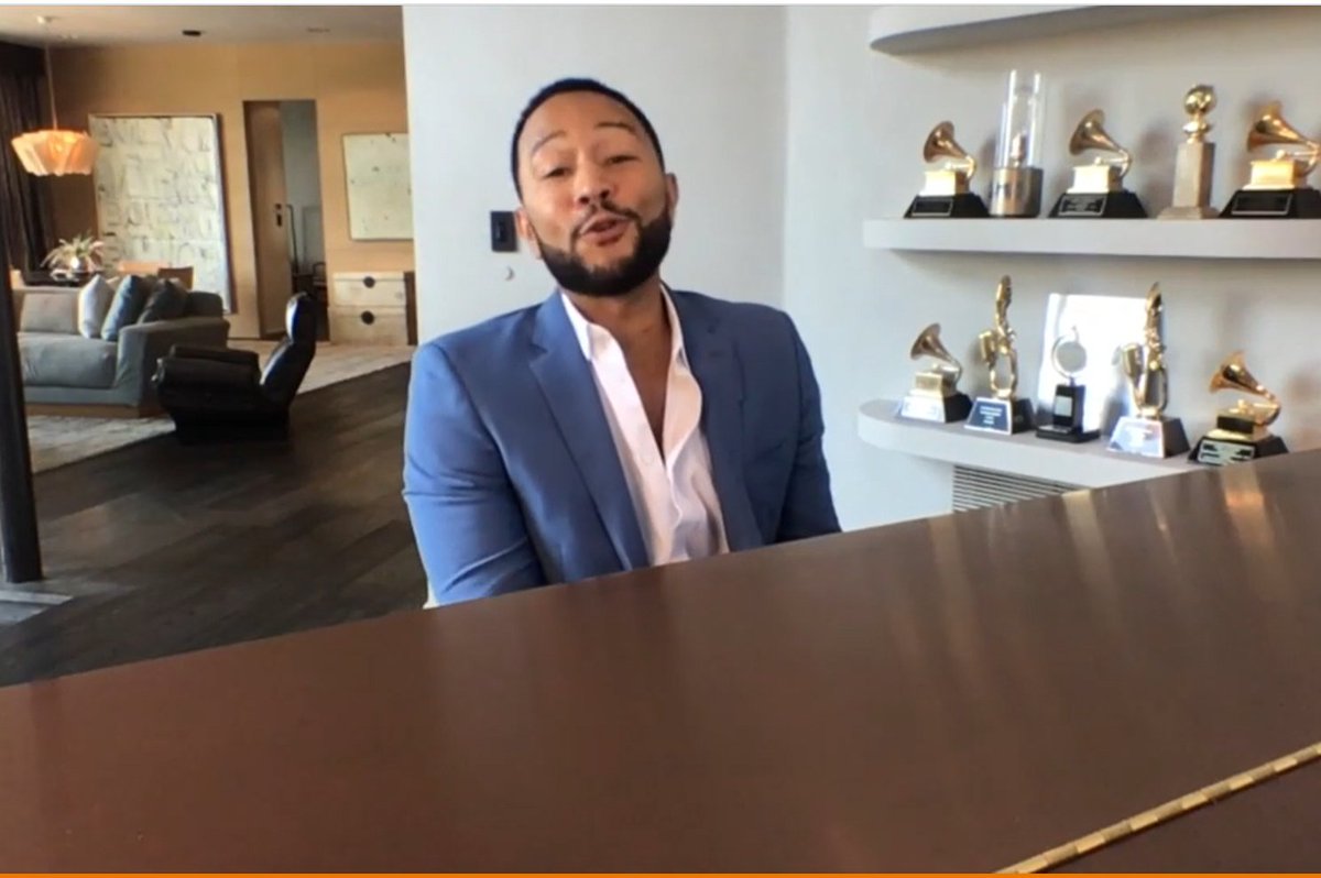 Capping of a great day at #VMworld of record attendance, with the music of the one and only <a href="/JohnLegend/">John Legend</a>.  Loving it, he has had a great influence on my own piano playing!  Thank you, John!