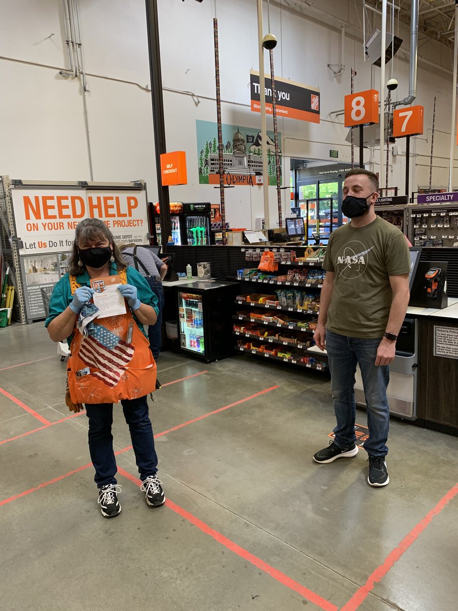 Kathy 4708 Cashier getting Homer from LP for excellent customer service preventing merchandise theft. #yourock ⁦<a href="/WestRheaHD/">Rhea West</a>⁩ ⁦<a href="/floyd_ven/">Floyd Venesky</a>⁩ ⁦<a href="/AkinsMel/">Mel Akins</a>⁩