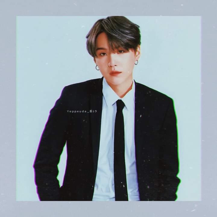 Sope auWhere Yoongi always eats alone while standing at any corner of the room facing the wall when one of his boss saw him and asked him why he's doing that."It helps me digest my food better." Ha says.Well, he hopes that's indeed the reason why.