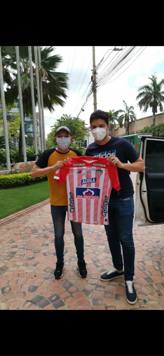 Entregándole este detalle a mi amigo <a href="/ElderDiaz01/">Elder Dayan</a> la camiseta de nuestro equipo amado <a href="/JuniorClubSA/">Junior FC</a> 🔴⚪🔵⚽️🏆
