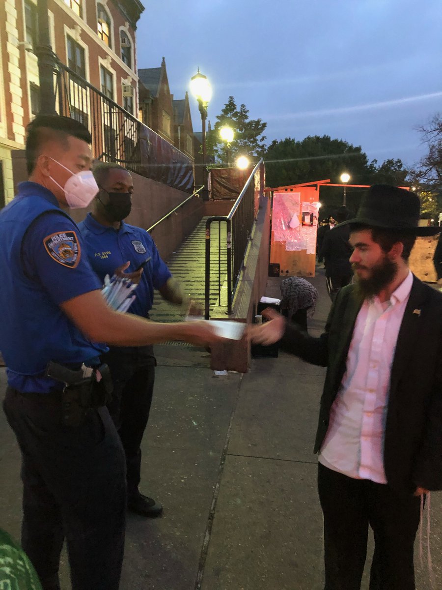 NYPD71Pct's tweet photo. With some assistance from Brooklyn South, our Community Affairs Officer Davis and our Auxiliary Officers hit the streets to pass out masks to anyone who may be in need @NYPDBklynSouth @NYPDauxiliary @NYPDCommAffairs #keepingnycsafe https://t.co/gbQ0caF7cN