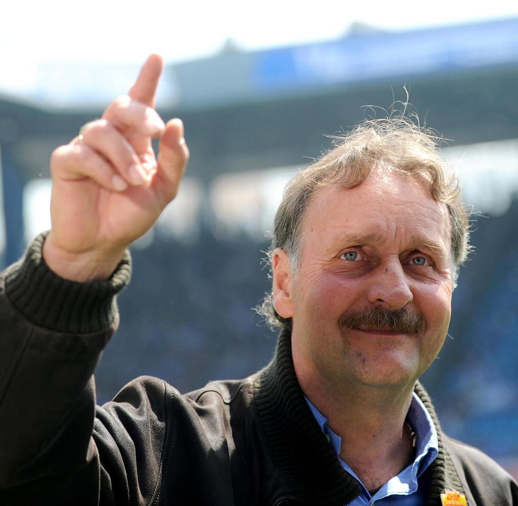 Peter Neururer is FC Schalke 04! #S04 #RoyalBluePride #Bundesliga #SoccerIsLife #DoPa https://t.co/ZPoMcqczb9