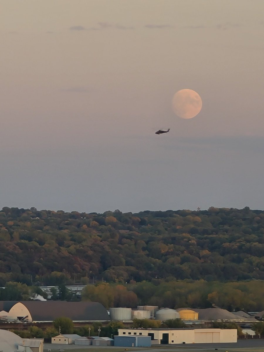 andronicusII's tweet image. The moon rises over the Mississippi River at St. Paul.