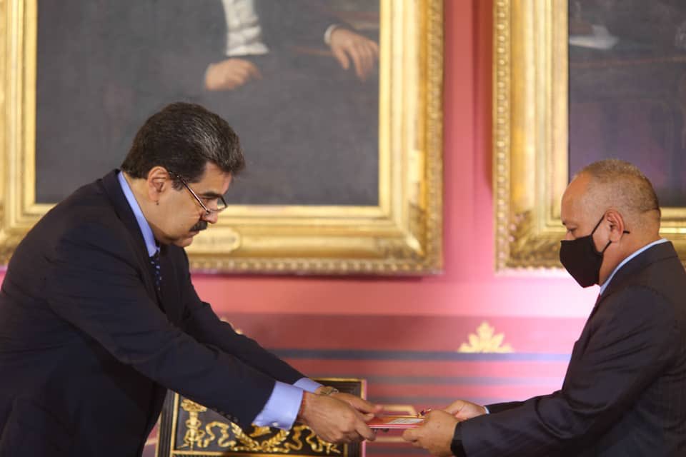 CapitanEscalon's tweet photo. El Pdte. @NicolasMaduro hizo entrega ante la Asamblea Nacional Constituyente, de la propuesta de Ley Antibloqueo, para contrarrestar la guerra económica y todas las medidas coercitivas impuestas por el Imperialismo en contra de Venezuela
#UnidadPatriotaAnteElBloqueo https://t.co/c9Q1dwmFcC