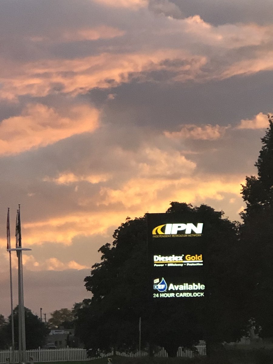 Jules2578's tweet photo. Tonight’s sky over the Cardlock on Hwy 24 in Guelph @UPIEnergy https://t.co/GQq6rJcjKD