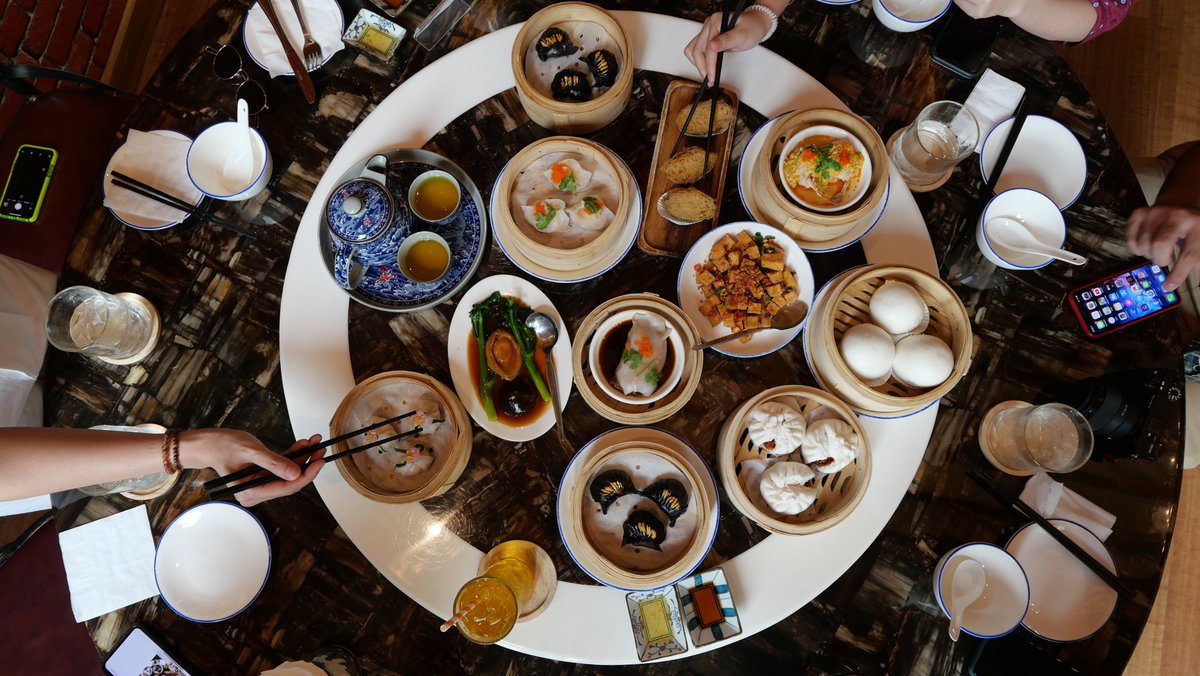 AP_Inspire's tweet photo. 🥢 เยาวราชไม่ได้มีดีแค่สตรีทฟู้ด ที่นี่มีมากกว่า

ลองเปลี่ยนบรรยากาศทานอาหารเหลาที่ "Lao Teng" เป็นภัตตาคารอาหารจีนสไตล์โมเดิร์นติ่มซำ มีเมนูให้เลือกหลากหลาย แถมมีเมนูพิเศษที่มาแล้วต้องสั่ง คือ ฮะเก๋าดำ, ถุงเงินถุงทอง และฟองเต้าหู้ทอดไส้กุ้ง #APThai #LaoTeng https://t.co/yX3EqOzIZm