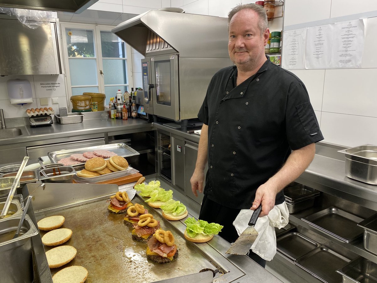 ⁦<a href="/MurhofGruppe/">Murhof Gruppe</a>⁩ ⁦<a href="/BossyGolf/">André Bossert</a>⁩ ⁦@ShackersGolf⁩ # Markusbrier.
Cooking the Barry Burger.