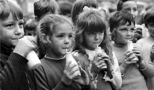 today its #WorldSchoolMilkDay enjoy your #milk today
Were any of you #milkmonitors at your school ?
#backbritishfarming  🐮👍