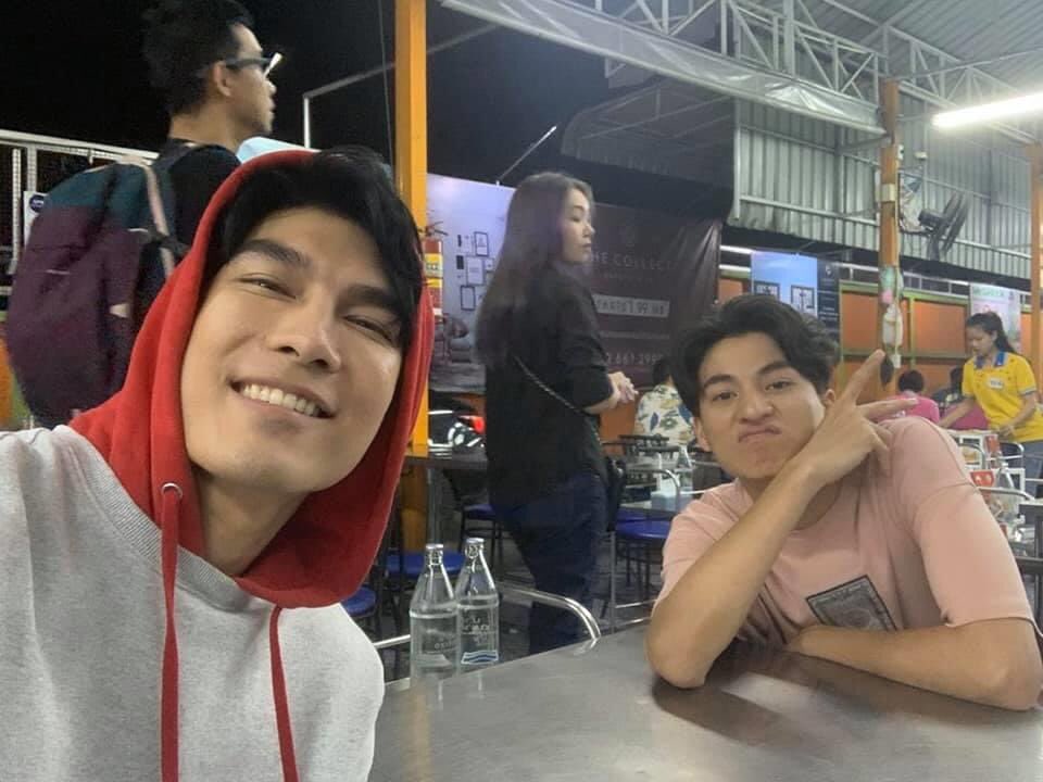 SunfIowerGulf's tweet photo. If there’s Dispatch in Thailand rn😂 MewGulf will literally flaunt themselves on their faces😂 Dispatch dont have to sneak around to have contents of MewGulf being a couple😂#นักข่าวชิปเหนื่อยแล้วนะ https://t.co/TBOlrfNxVd