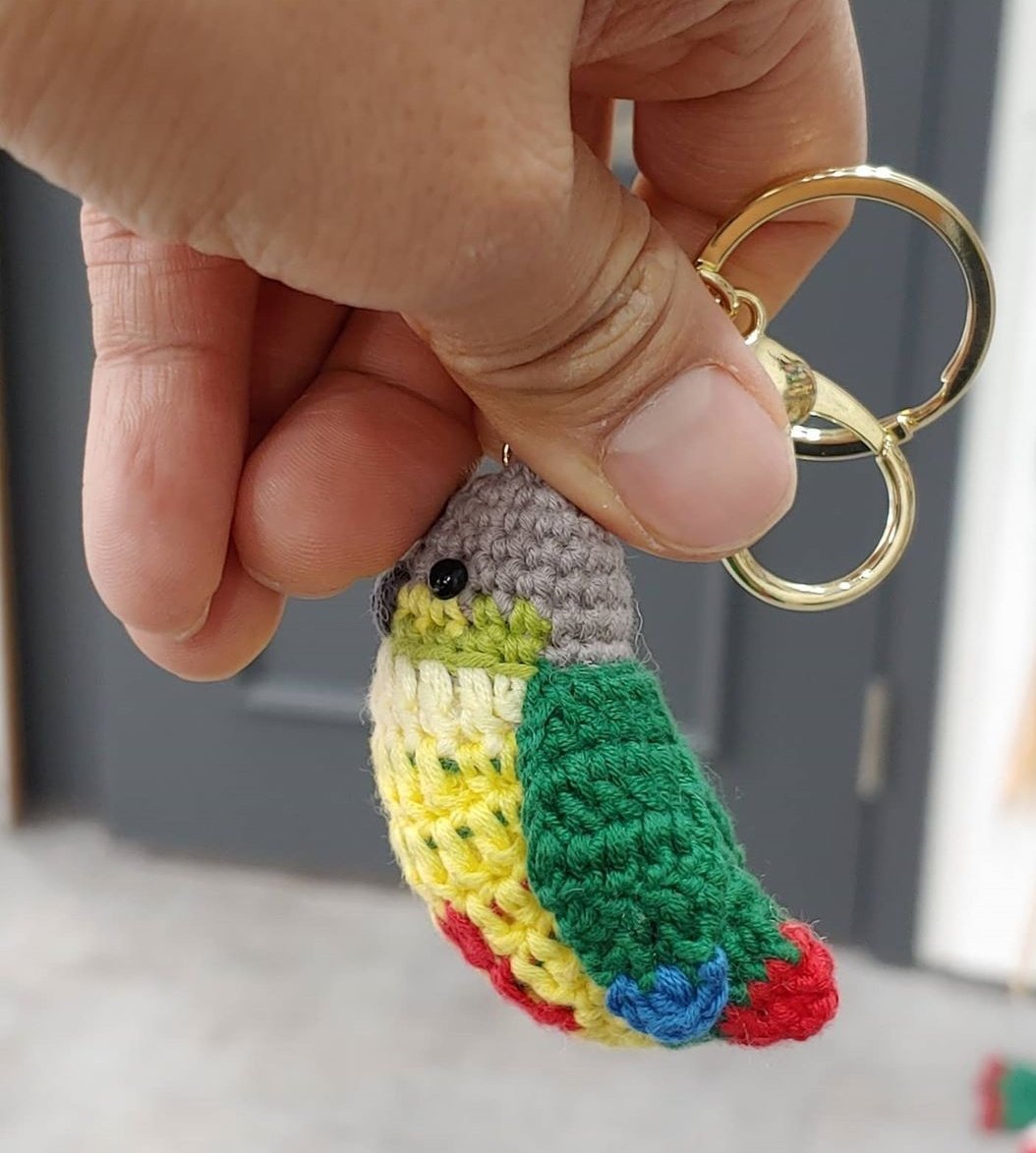 여기저기 포인트가 많은 코뉴어 아가
손이 제일 많이 가는 배색이지만
만들고 나면 너무 예뻐요💕😍

#앵무새키링 #코뉴어 #앵무새
#뜨개질 #뜨개인형 #parrot