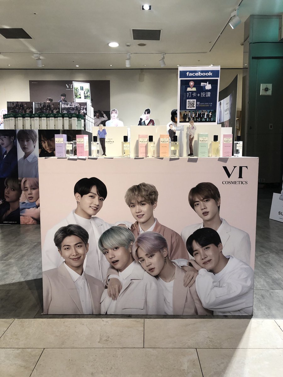 yuibin89's tweet photo. 昨天開始的香水快閃店
下班馬上衝去買了💜
擺設超棒啊後面那個大海報前面
有桌子椅子可以拍照很讚
拍起來超好看阿米都該拍一下
店員都是仙女🧚♀️
親切又可愛還很熱情
有時間還想再去逛一次🥰
#BTSxVT #香水快閃店
#Taiwan #台中新光三越
#BTSARMY #台灣阿米 https://t.co/OYwAA0fQMv