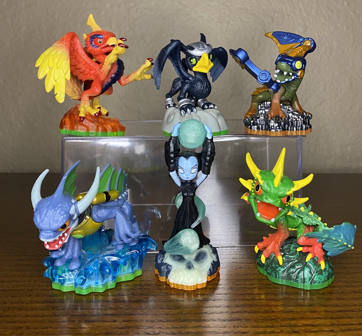 Warpath_Dylan's tweet photo. Who remembers Skylanders? I loved that game so damn much. I owned so many of those damn things. I got rid of 99% of them years ago but kept my A Squad. Who were your favorite Skylanders?
#skylanders #sunburn #sonicboom #drobot #zap #hex #camo #gamer #gaymer #gaygeek https://t.co/iUrEwWoCjT