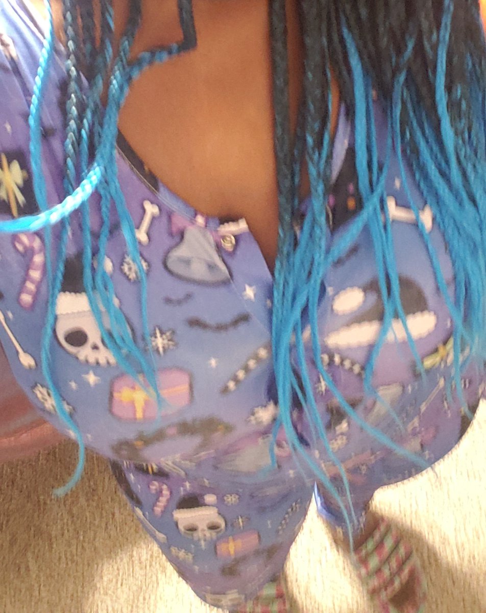 nayemonique's tweet photo. I'm jumped in my Christmas /halloween jammies and grabbed the first bottle of wine available......  I'm gonna need to be comfortable and inebriated for this debate. 

#startinglate
#PresidentialDebate https://t.co/TdmJHmv47N