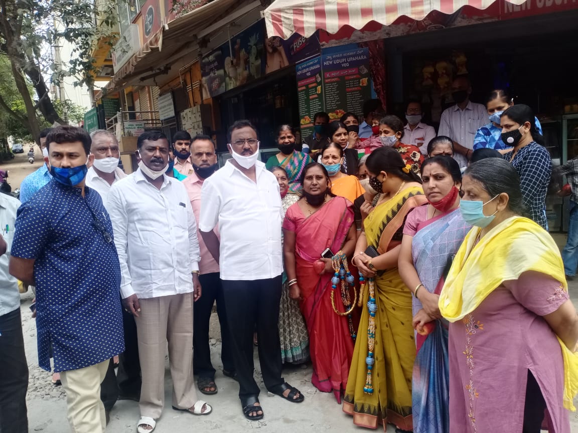 Rmanjunath_mla's tweet photo. ಬಾಗಲಗುಂಟೆ ವಾರ್ಡ್ ಕಿರ್ಲೋಸ್ಕರ್ ಬಡಾವಣೆ ಮುಖ್ಯ ರಸ್ತೆ, ಸೌಂದರ್ಯ ನಗರ ಮುಖ್ಯ ರಸ್ತೆ, ಚೇತನ ಶಾಲೆ ಮುಖ್ಯ ರಸ್ತೆ, ಸಿಡೇದಹಳ್ಳಿ ಮುಖ್ಯ ರಸ್ತೆ ನಿವಾಸಿಗಳ ಬಹುದಿನಗಳ ಬೇಡಿಕೆಯಾಗಿದ್ದ ಡಾಂಬರೀಕರಣ ಕಾಮಗಾರಿಗೆ ಚಾಲನೆ ನೀಡಲಾಯಿತು. #tdasarahalli #Bengaluru #MLAManjunath https://t.co/wQ2NPrv3hh