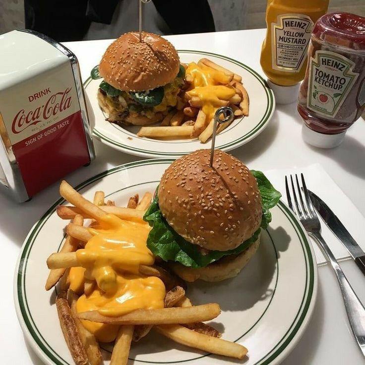 IntersterbarRP's tweet photo. 🧁 ‹ ও Pedido: hambúrguer + batata frita + refrigerante + sorvete.
⠀⠀⠀⠀⠀      ・・・
⋆◖᭡↳De: anônimo.
⋆◖᭡↳Para: @P4XP0WR 

ㅤ❝ queria me aproximar de você, mas não sei muito bem como fazer isso... irei apenas observar seu sorriso de longe, por enquanto. 

[+] https://t.co/gnqrOYDdMF