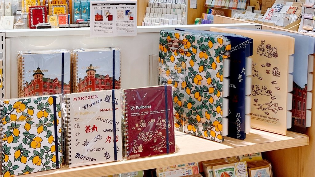 丸善ジュンク堂書店 公式 丸善オリジナル ロルバーン ポケット付きメモ 第3弾発売 日本橋店赤煉瓦 Since1910 丸善フォント Lemon 本の虫 の4つのデザインがあり 丸善ジュンク堂書店の全国72店舗で販売しています 商品詳細や取扱店舗