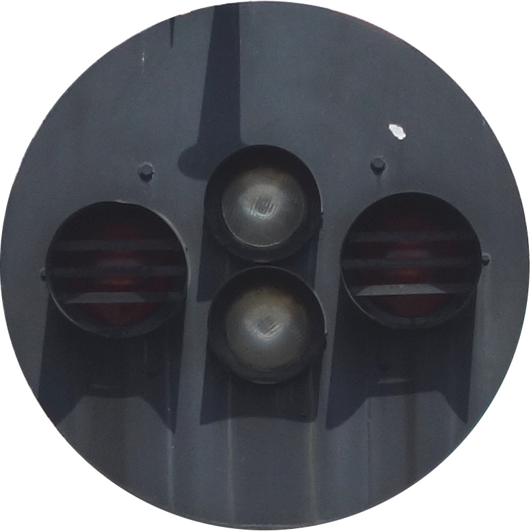 近鉄の踏切動作反応灯 ちょっと顔みたいに見えて不気味なんよなぁ