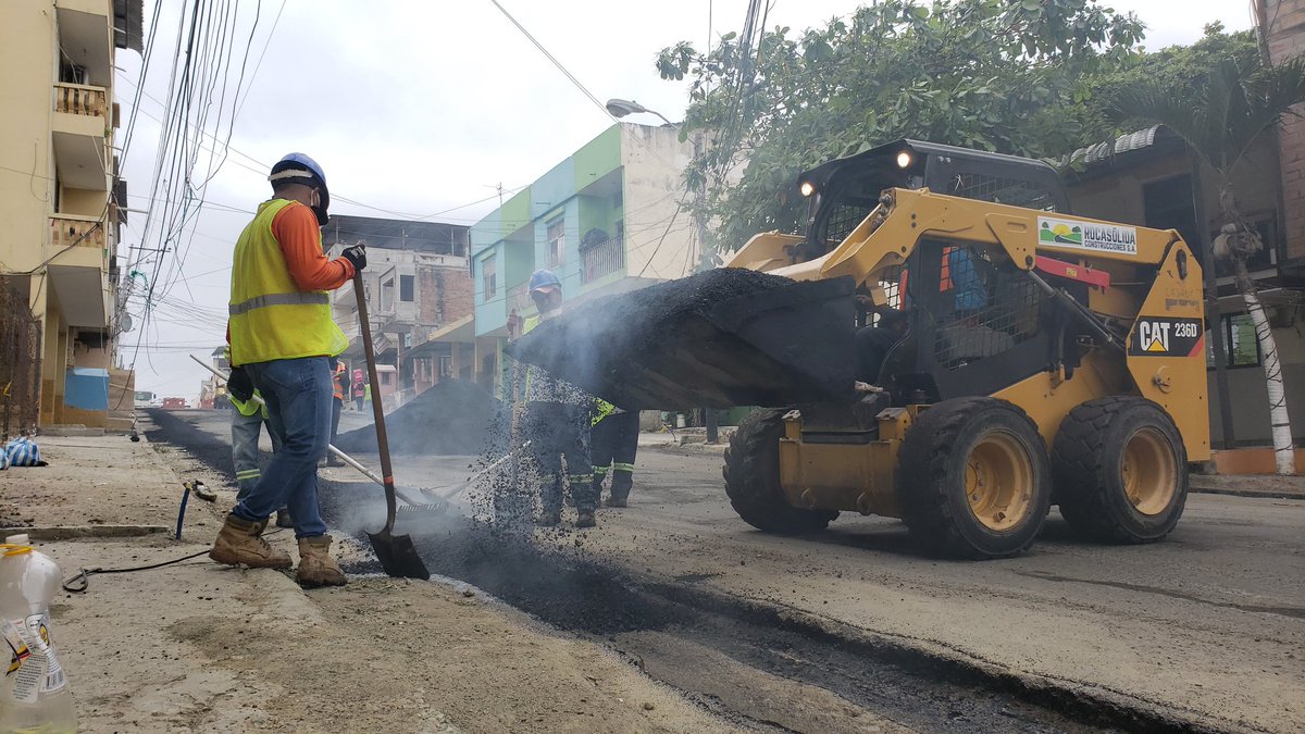 UGPManta's tweet photo. Hoy, iniciamos reposición d asfalto en #Avenida13, desde #Calle11 hacia #Calle7. Son 2 días d trabajo por lo que pedimos comprensión a la ciudadanía q transita por el sector. Aquí, se colocó tubería d 110mm del nuevo sistema d AA.PP. del #PlanHidrosanitario de la #ParroquiaManta. https://t.co/g8ztYzxuur