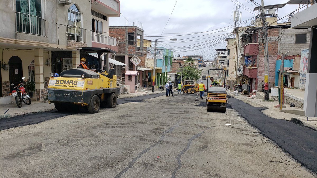 UGPManta's tweet photo. Hoy, iniciamos reposición d asfalto en #Avenida13, desde #Calle11 hacia #Calle7. Son 2 días d trabajo por lo que pedimos comprensión a la ciudadanía q transita por el sector. Aquí, se colocó tubería d 110mm del nuevo sistema d AA.PP. del #PlanHidrosanitario de la #ParroquiaManta. https://t.co/g8ztYzxuur