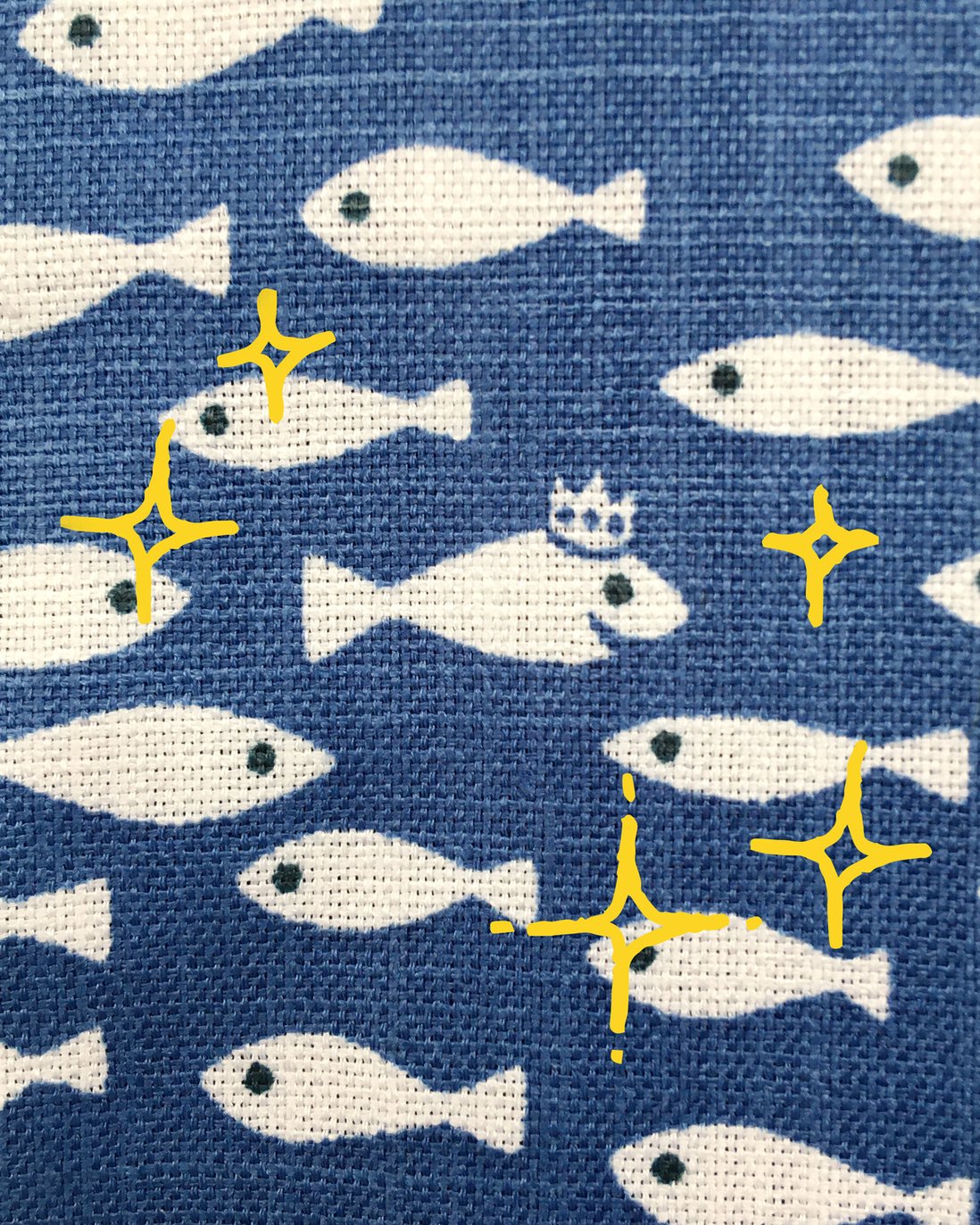 はま寿司 公式 ユニフォームのヒミツ 魚模様がかわいい はま寿司 のユニフォーム よーく見ると 実は 王冠をかぶった魚がいるんです みなさん気づいていましたか お店でこっそり探してみてね T Co 2yiievcojl Twitter