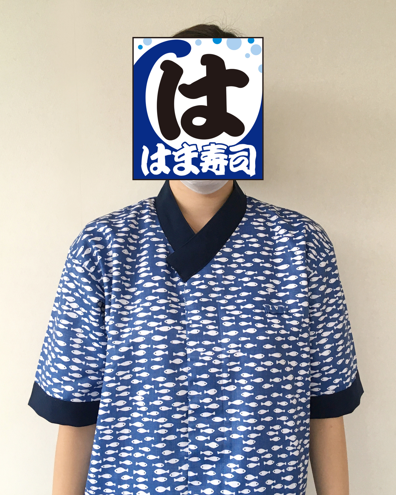 はま寿司 公式 ユニフォームのヒミツ 魚模様がかわいい はま寿司 のユニフォーム よーく見ると 実は 王冠をかぶった魚がいるんです みなさん気づいていましたか お店でこっそり探してみてね T Co 2yiievcojl Twitter