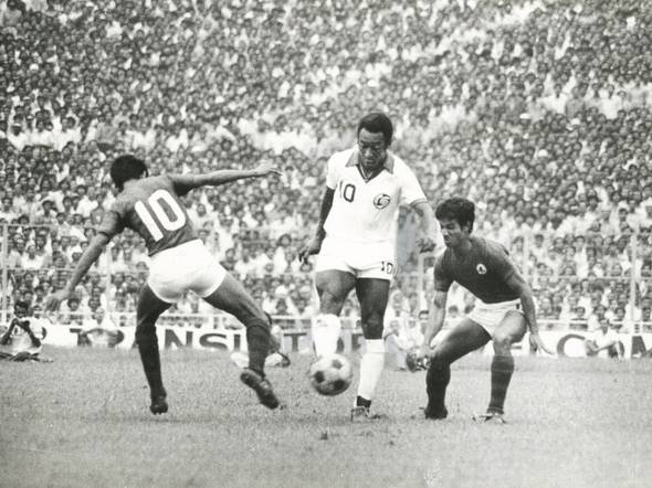 Hrishida was a typical Bengali who loved his football. He wanted to incorporate the craze of Pele's visit to India and included many references to Pele in Gol Maal. (-50 if you reference Rohit Shetty here).