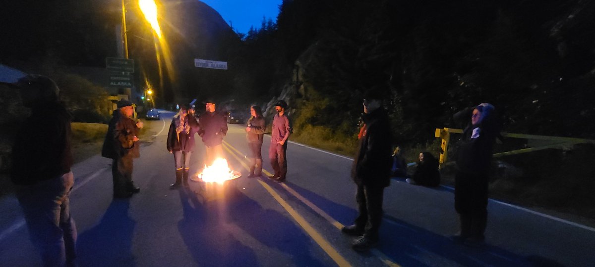 Leah54053801's tweet photo. #bearbubble #hyderak #stewartbc Open the border to locals!! https://t.co/QDRo9wkCi8
