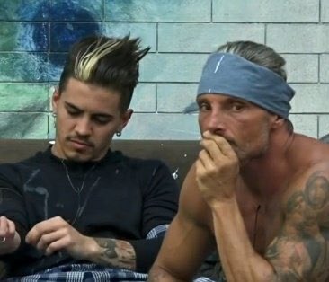 brazil5h's tweet photo. pensando bem a raissa ainda hidratou a cara deles, né?

lenda que não pensa só nela 🥰
#RoçaAfazenda #RocaAFazenda #AFazenda12 https://t.co/Ar8mx4gV2x
