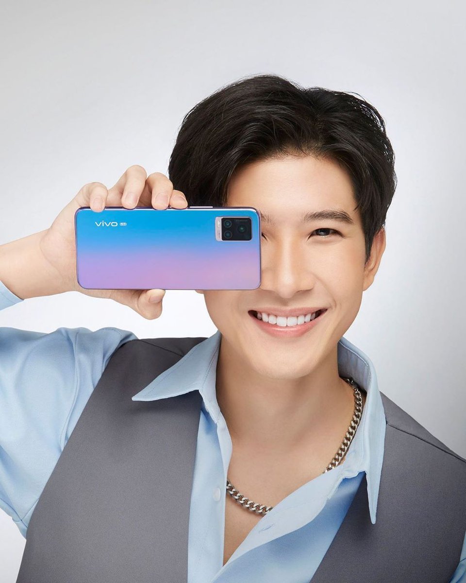 ShinyShimeRin's tweet photo. My two ships are sailing 😩✊
And the way the tops have the black phone and bottoms have the pink and blue one 👀

#lukewin #poddkhao #VivoV20Pro5G https://t.co/lk5M9QVCf3