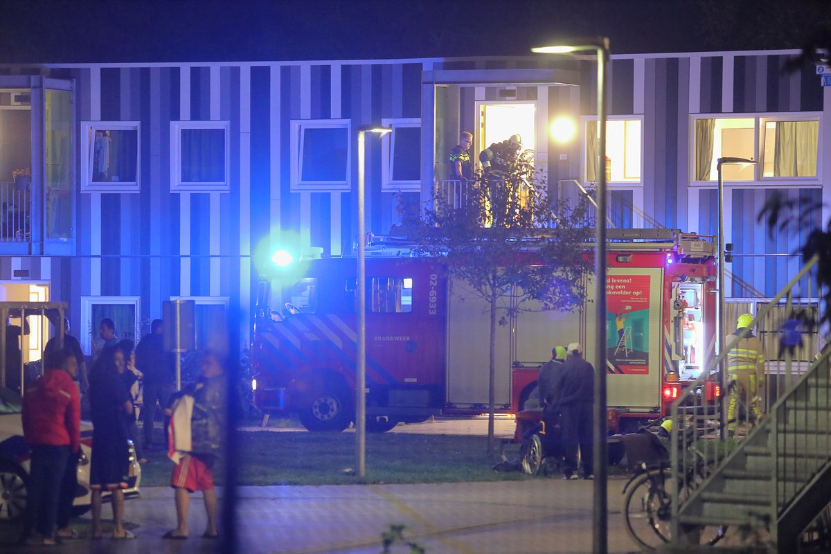 Korte keukenbrand in woonunit asielzoekerscentrum Drachten; bewoonster uit pand gered -.