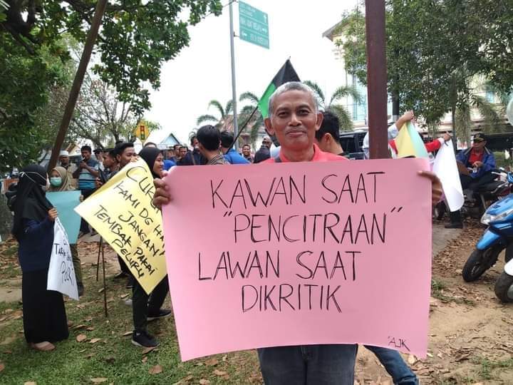 Selamat ulang tahun papa, tetap jadi rebel yang akademis. Jurnalis yang tak arogan. Kritikus yang tak haus rupiah.