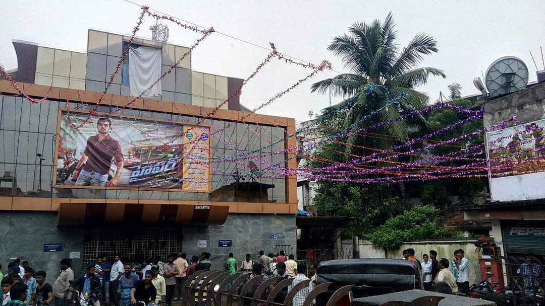 Prasadalluri22's tweet photo. Celebrations in theatres 🎉🎉 
It's 4 years for #Hyper

#4YearsForHyper
@ramsayz @RaashiKhanna 
@14reelsofficial #RAPO https://t.co/qmvgA16pw5