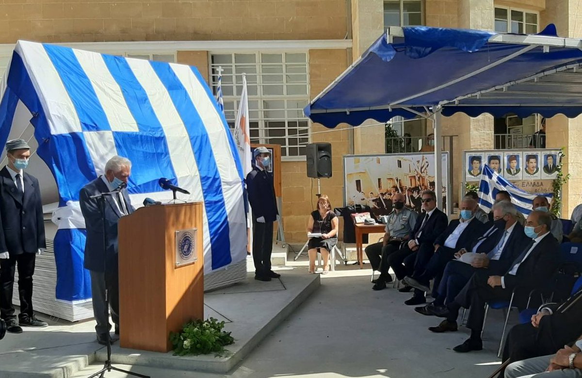 Στην τελετή αποκαλυπτηρίων του Μνημείου της Μαθητιώσας Νεολαίας του Αγώνα της ΕΟΚΑ 1955-1959, στην είσοδο της Σεβέρειου Βιβλιοθήκης του Παγκυπρίου Γυμνασίου.