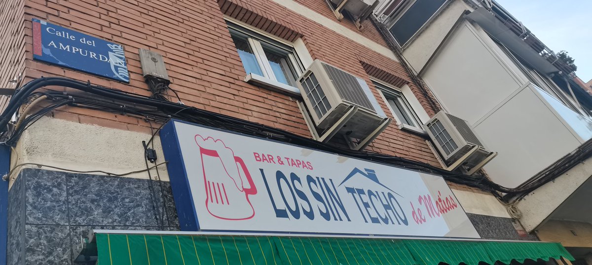 metasedin's tweet photo. Os voy a contar que hay una familia que estuvo años en situación de sinhogarismo, y que ahora viven en una habitación, han abierto un bar al lado de mi casa, en Leganés. Tapitas ricas, buen ambiente y ellos son un amor.

Lo están pasando realmente mal, así que haz RT sin pensar. https://t.co/CYKQOtLg6O