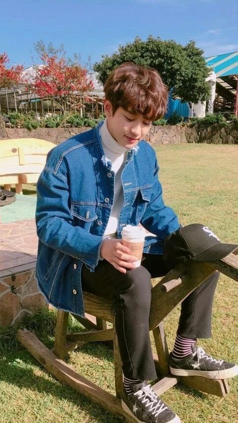 imagine a library / bookstore date??? ugh so cute