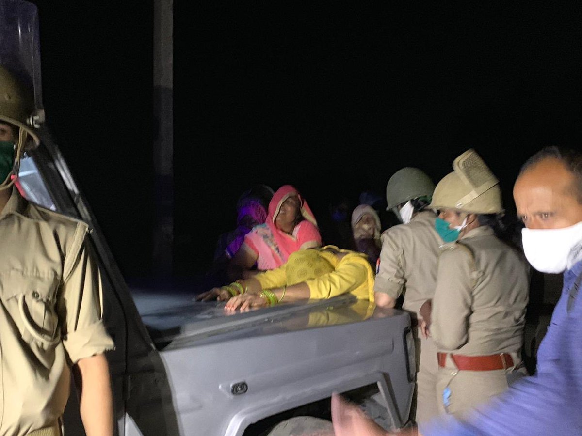 neeraj__panchal's tweet photo. लोकतंत्र का बिल्कुल गला ही घोट दिया @myogiadityanath 😡😡 #ShameOnYouHathrasPolice #JuticeForManisha #CBI4Hathras https://t.co/WHko3hq5Ab