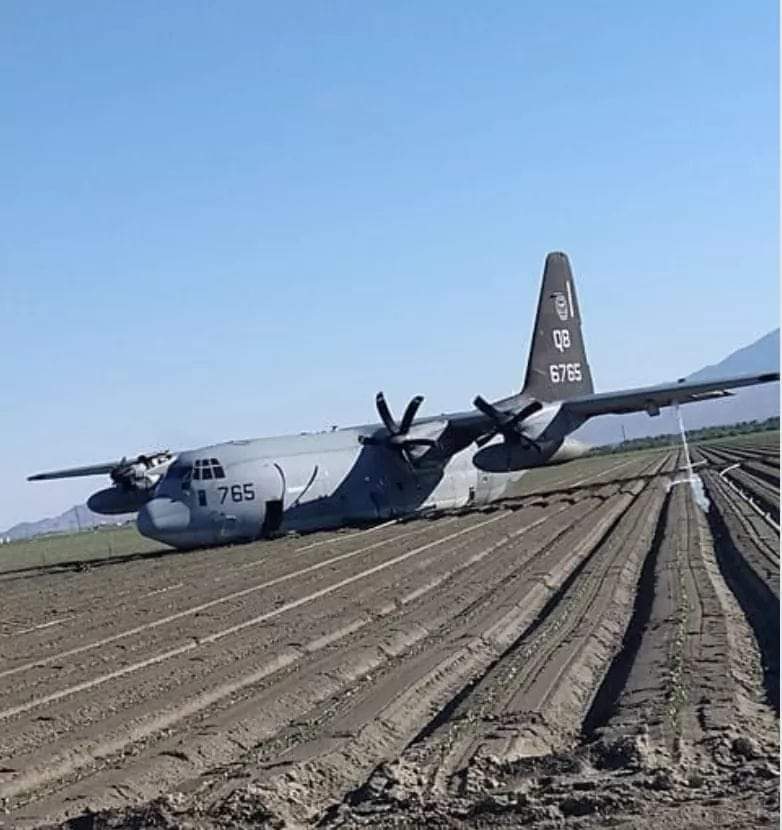 PAFFalconsPK's tweet image. U.S. Marine Corps #LockheedMartin #F35BLightningII made hit with a Lockheed #KC130J Hercules during air-to-air refueling #F35B pilot successfully ejected and the aircraft crashed, a forced gear-up landing in a carrot field near Thermal, California. (Photo by Boneyard Safari)