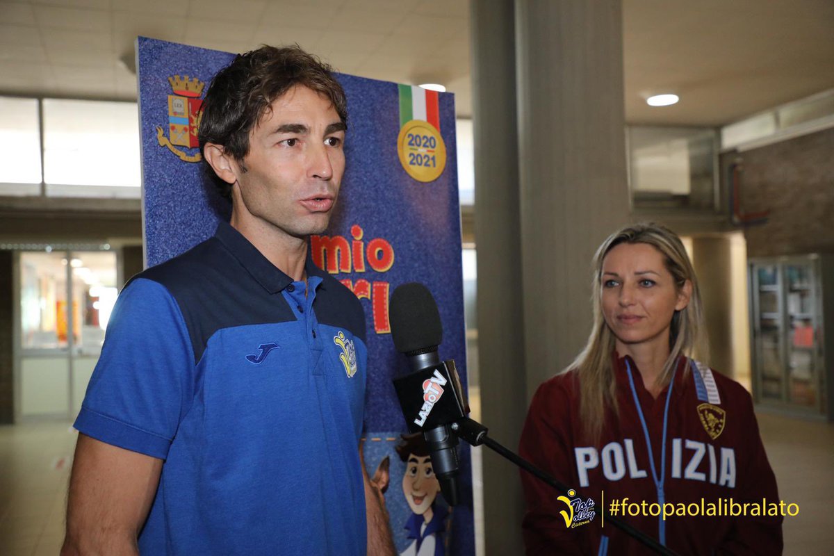 topvolley1972's tweet photo. #TopVolley49 #Superlega Ecco il nostro capitano Daniele Sottile con la campionessa della Polizia di Stato Valentina Vezzali alla presentazione dell’agenda scolastica della Polizia “Il Mio Diario”. Sottile ha parlato anche del progetto #Accendiamoilrispetto (1/2) https://t.co/iigw2O6YU9