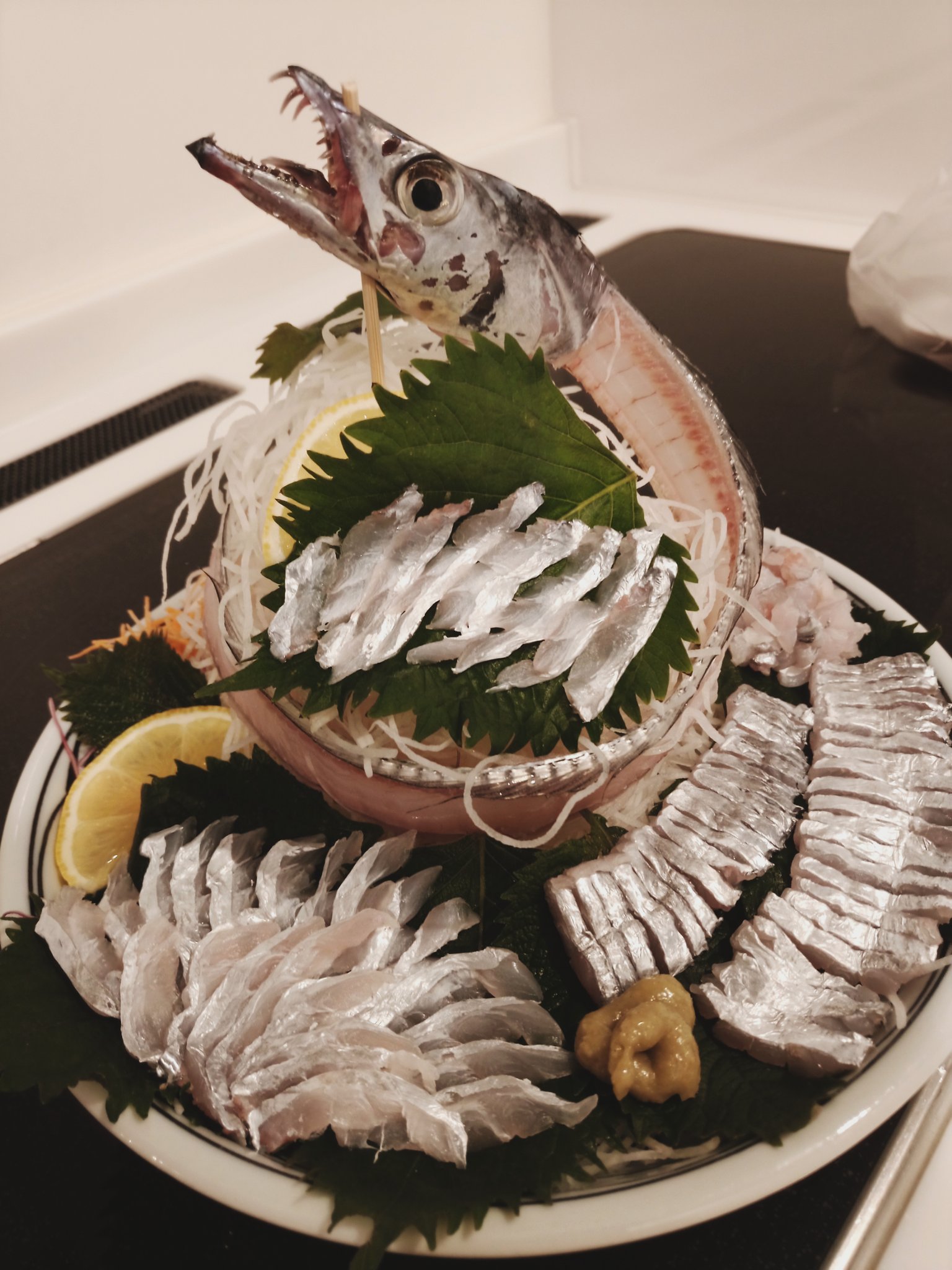 釣り現地飯師ginko 昨晩作った太刀魚 カッコイイ魚なので 姿造りとかしてみた 薄造り 短冊 たたきの３種盛り 美味しかった T Co 9atkc0rbz8 Twitter