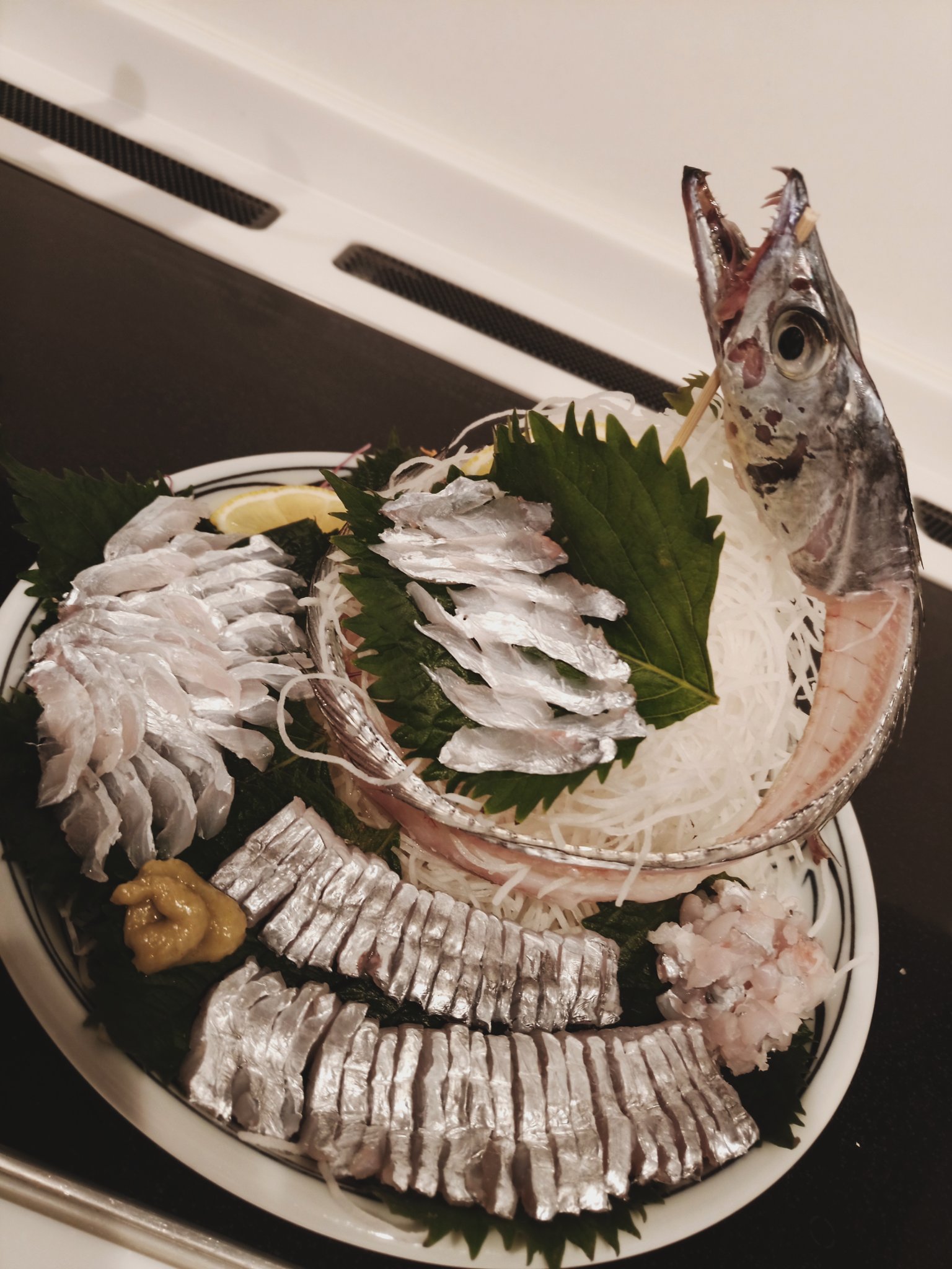 釣り現地飯師ginko 昨晩作った太刀魚 カッコイイ魚なので 姿造りとかしてみた 薄造り 短冊 たたきの３種盛り 美味しかった T Co 9atkc0rbz8 Twitter