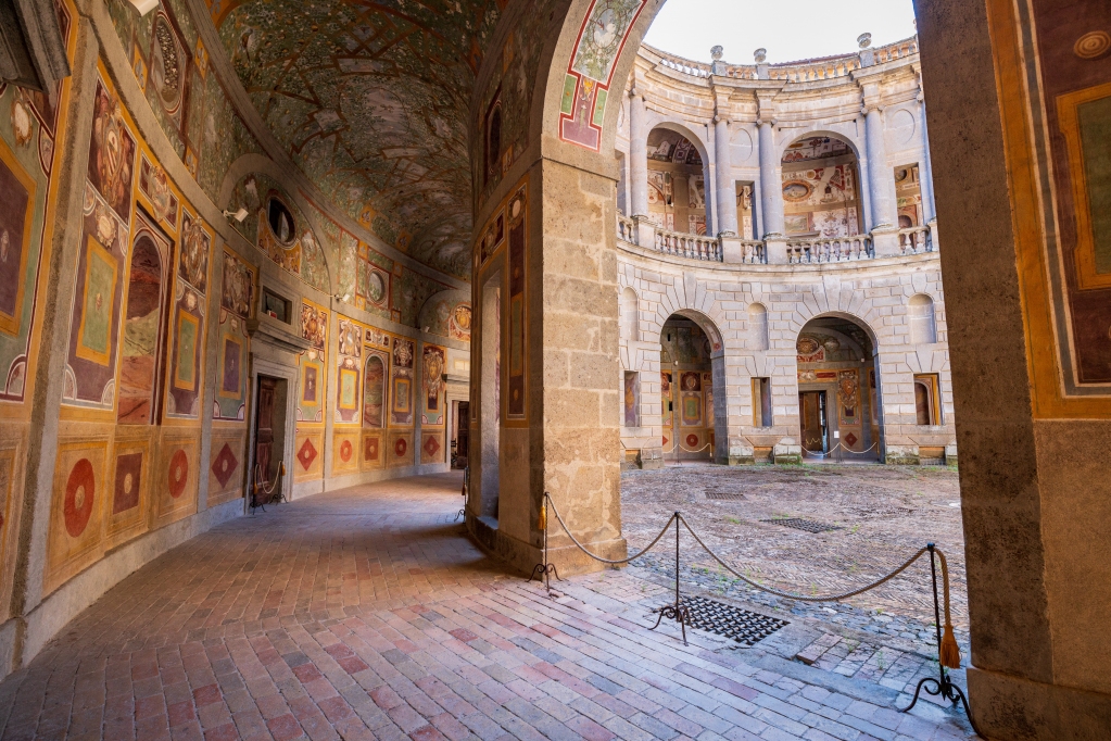 Il cortile interno di Palazzo Farnese a Caprarola è uno dei tasselli che compongono questo gioiello nel cuore della Tuscia. Il progetto dell'edificio fu realizzato da Antonio Sangallo per conto di Alessandro Farnese! 

#lazioisme #laziodellemeraviglie