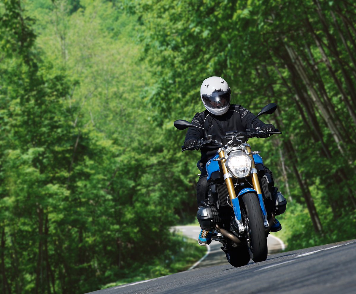 アライヘルメット Arai Helmet على تويتر プロシェードシステム スモークバイザーを上げてヒサシとして使って良し 下げてスモークシールドとして使っても良し ツーリング帰り暗くなったらシールドを交換せずバイザーを上げるだけ 目の前に見えるバイザーを上下