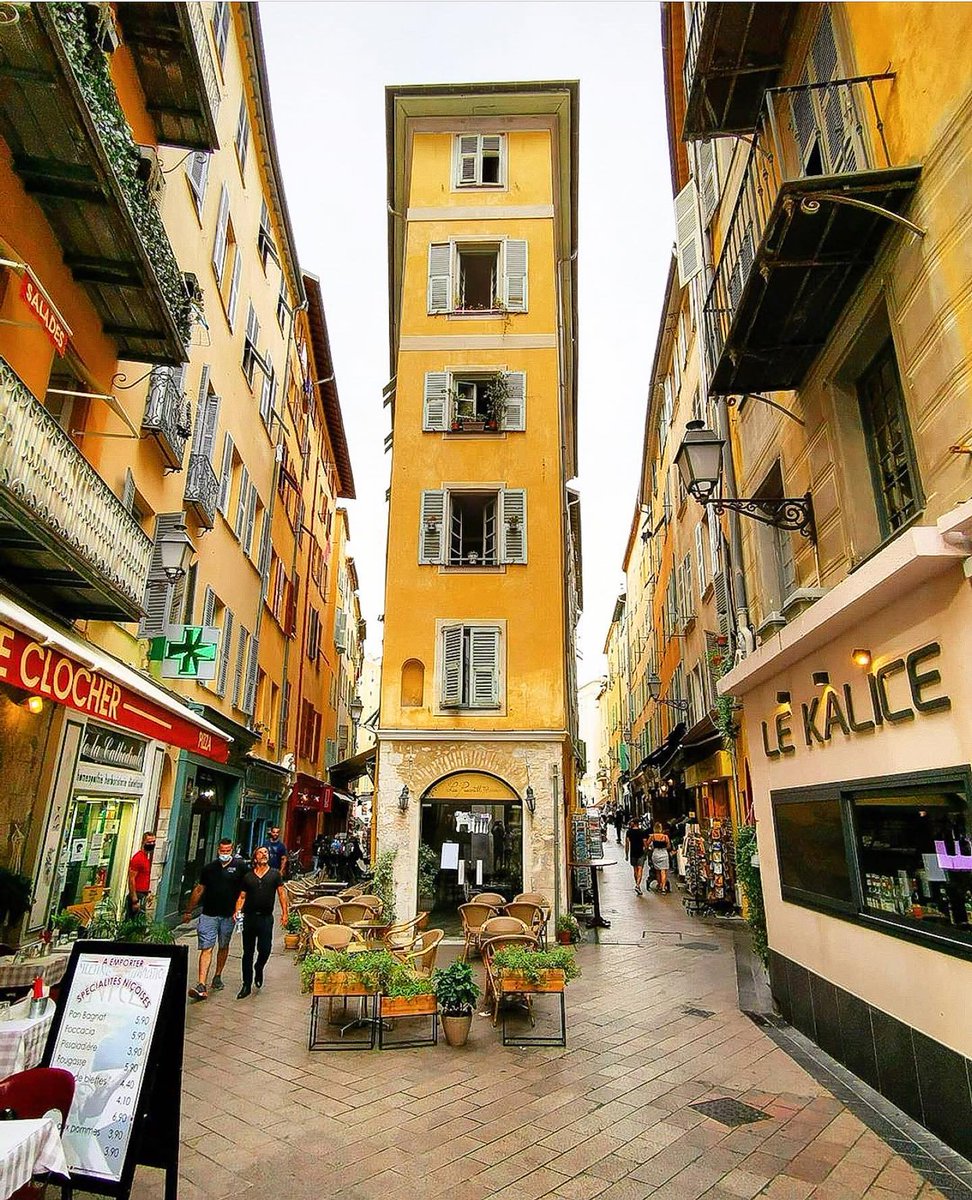 Animée et colorée, la vieille ville est un incontournable de Nice 😊
📷 <a href="/patzzz89/">Patrice</a> (iG) 
Colourful and lively the old town is a must-do during your stay in Nice!
#ExploreNiceCotedAzur #ILoveNice #vieuxNice #OnATousBesoinDuSud #ChangezDeDecor