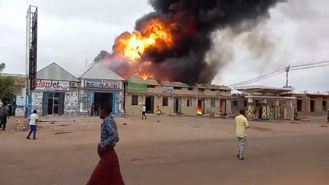 #UPDATE: A huge fire engulfs a fuel depot in #Dhusamareb town of #Somalia. radioshabelle.com/faah-faahino-k…
