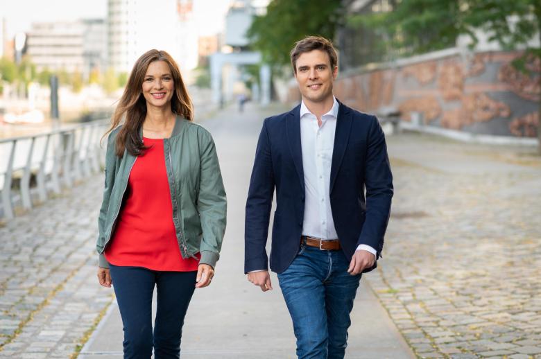 Welt Medien On Twitter Ich Personlich Bin Ganz Froh Dass Die Tagesschau Kein Deutsches Fox News Ist Die Neuen Tagesschau Sprecher Julia Niharika Sen Sen Jn Und Constantin Schreiber Constschreiber Im Interview Https T Co R9pu1y1lrw
